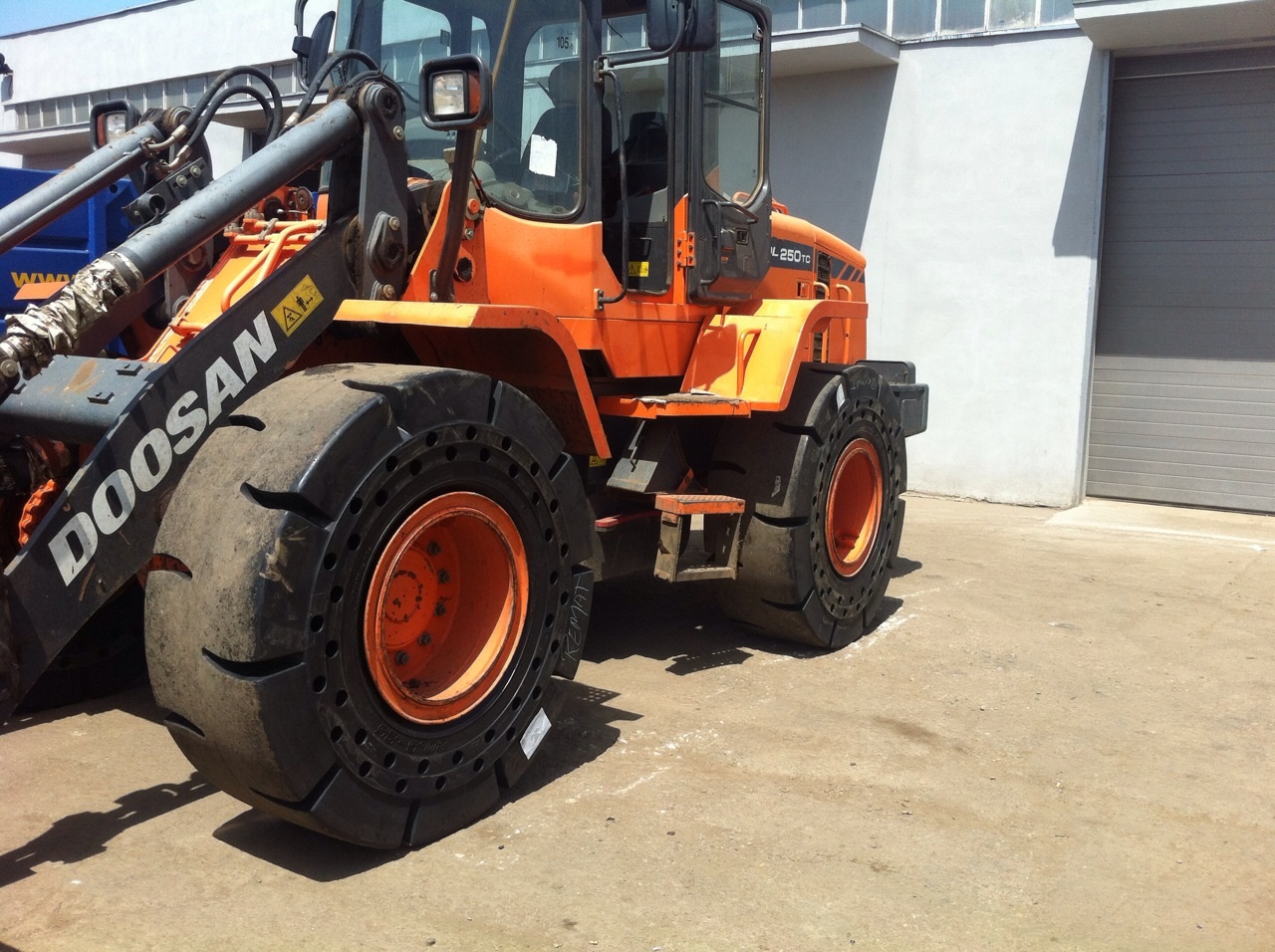 dummy-Magna-Super-Solids-Doosan-Wheel-Loader-Romania-summer-2013