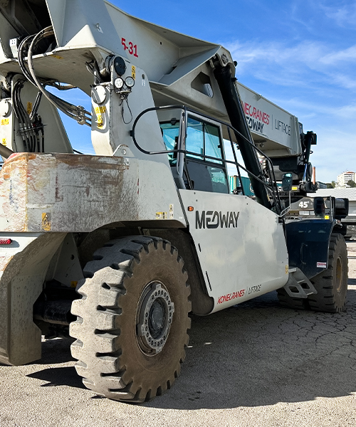 Magna M-STACKER tyre fitted on a reach stacker, designed for maximum traction and durability in demanding port and logistics environments.