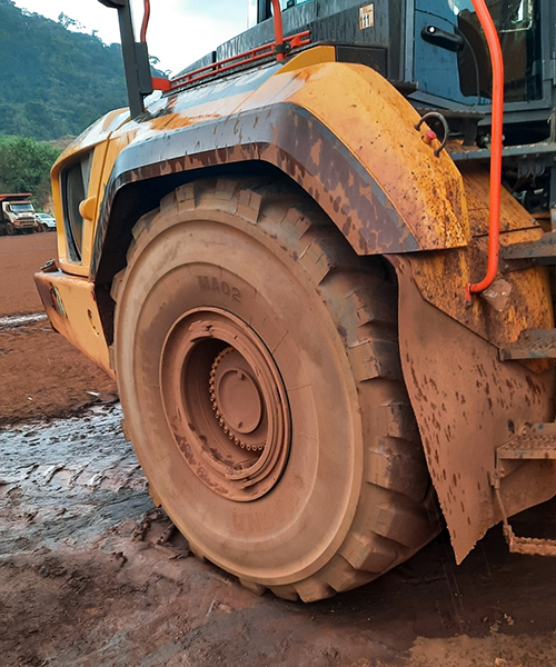 MA02F earthmoving tyre for scrapers, graders, and articulated dump trucks (ADT), providing durability and optimal traction in harsh working environments.