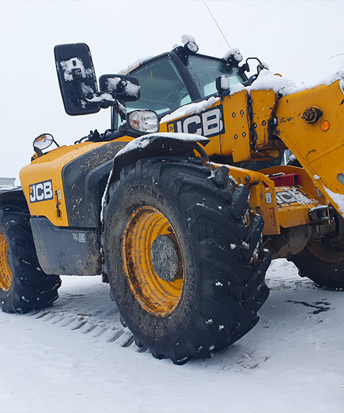 The MR400 construction tire, equipped on a telehandler, delivers superior traction, durability, and stability for construction and material-handling tasks.