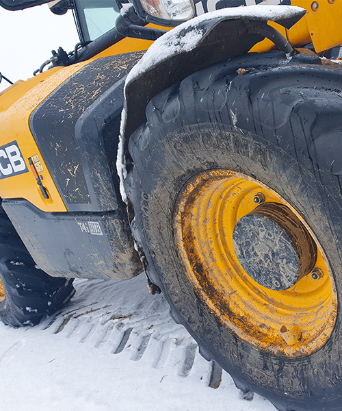 The MR400 construction tire, equipped on a telehandler, delivers superior traction, durability, and stability for construction and material-handling tasks.