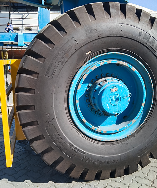 MR480 tire fitted on a boat lift in port operations, ensuring high stability, durability, and load capacity.