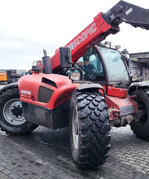 The MR400 construction tire equipped on a telehandler, delivers superior traction, durability, and stability for construction and material-handling tasks.